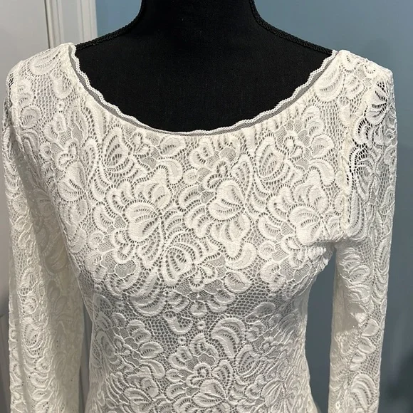 White House Black Market lace top. Size XS. Scoop neck, V back. Never worn. - Picture 2 of 3